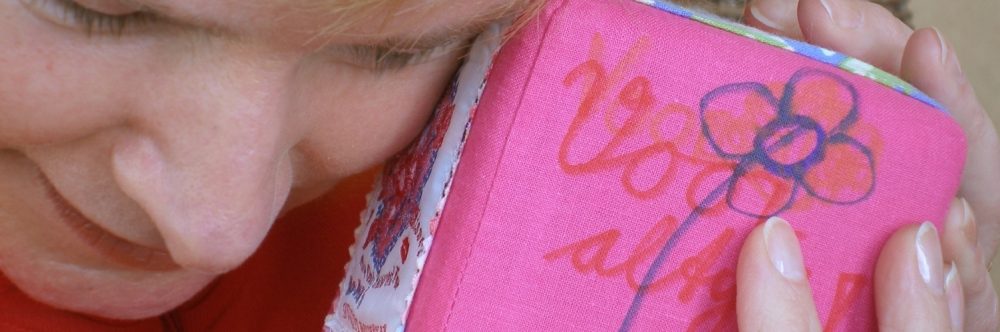 Ter herinnering kubus van textiel, troost en herinnering, Keepingtouch, in contact blijven met mooie momenten