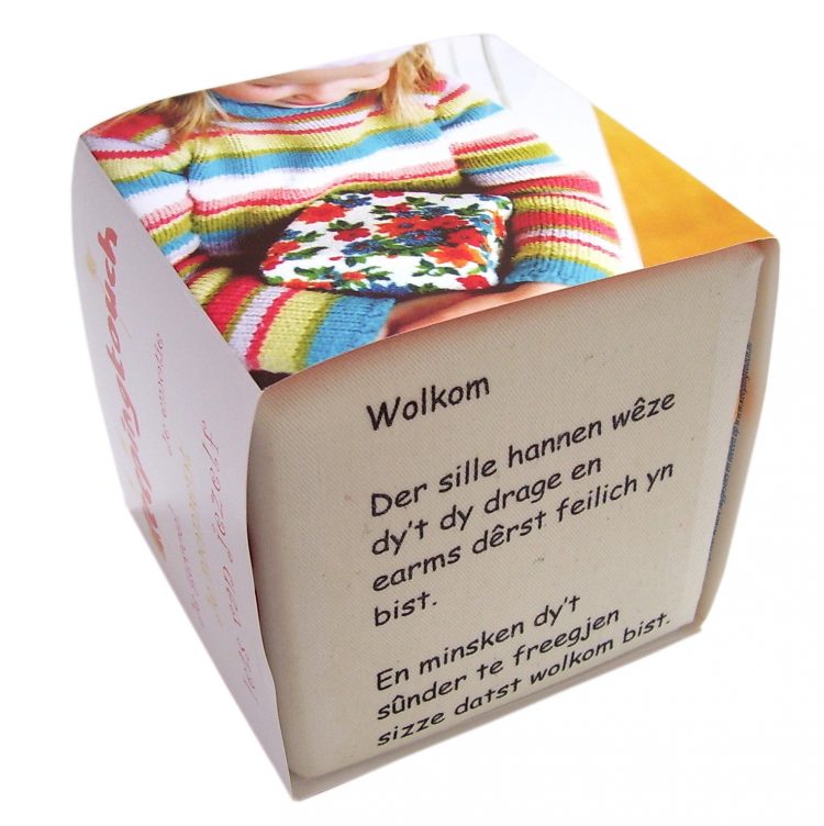 Geboortekubus-Friese-Welkom-tekst. Mooi om te krijgen, mooi om te geven kraamcadeau, Keepingtouch