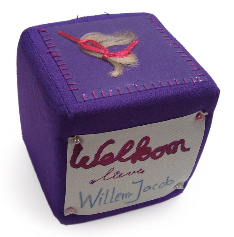 Haarlokje, geboortekubus-haarlokje-babycadeau, een leuk cadeau om te vragen en te maken, Keepingtouch