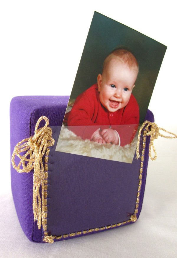 Geboortekubus-paars-goud-foto, handgemaakt uniek geboortecadeau, leuk persoonlijk kraamgeschenk met naam, baby kado, geboorte, Keepingtouch