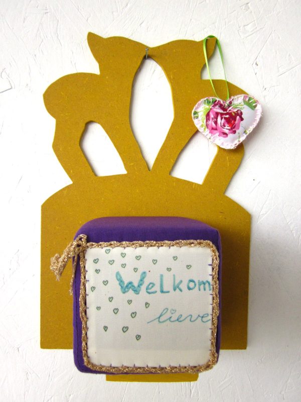 Geboortekubus paars met hertjes geel