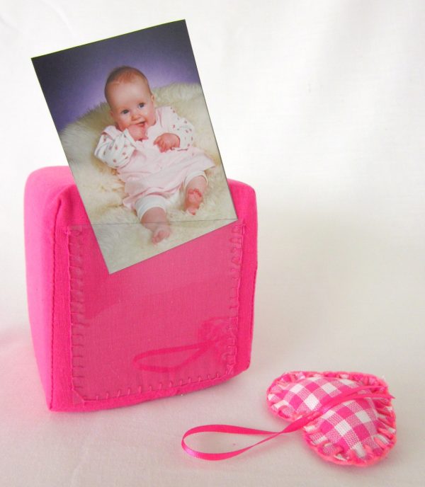 Geboortekubus-roze-foto-wenshartje, handgemaakt uniek geboortecadeau, leuk persoonlijk kraamgeschenk met naam, baby kado, geboorte, Keepingtouch