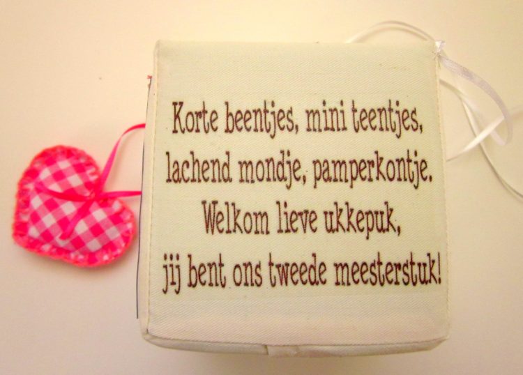 Tekst geboortekaartje, geboortekubus-tekst-geboortekaartje-cadeau-baby. Babycadeau zelf maken bij geboorte. Geboortekubus van katoen, Keepingtouch