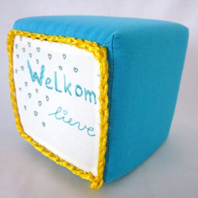 Geboortekubus-turquoise-geel, handgemaakt uniek geboortecadeau, leuk persoonlijk kraamgeschenk met naam, baby kado, geboorte, Keepingtouch