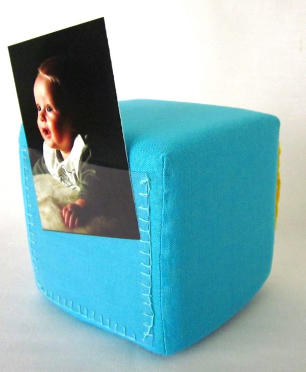 Geboortekubus-turquoise-geel-foto, handgemaakt uniek geboortecadeau, leuk persoonlijk kraamgeschenk met naam, baby kado, geboorte, Keepingtouch