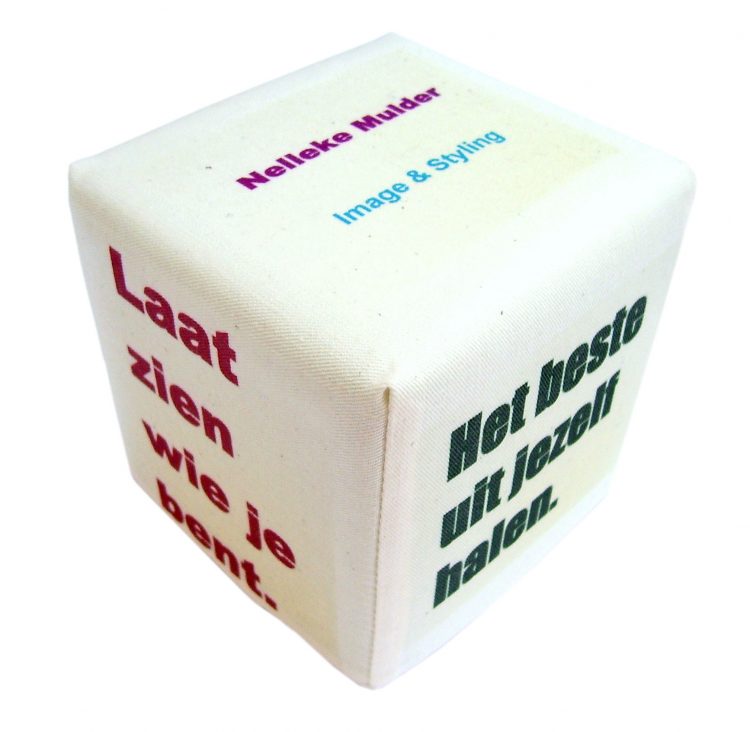 Persoonlijk cadeau, kubus met logo en missie, gepersonaliseerde kubus van textiel, Keepingtouch, in contact blijven met mooie momenten